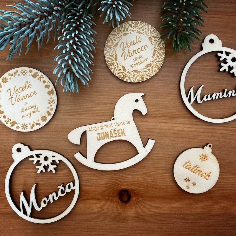 Dřevěná vánoční baňka s rouškou