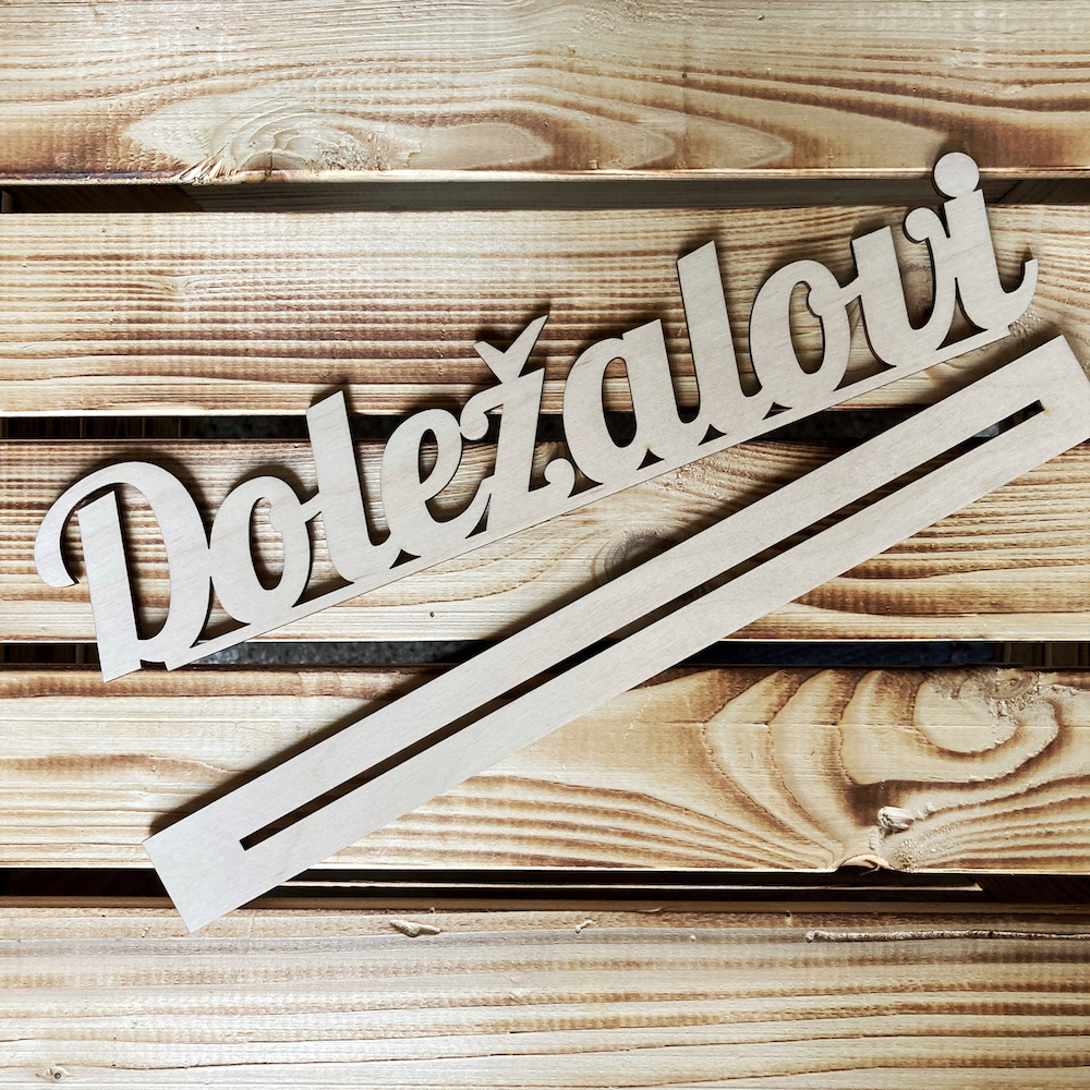 Dřevěná jména na podstavci