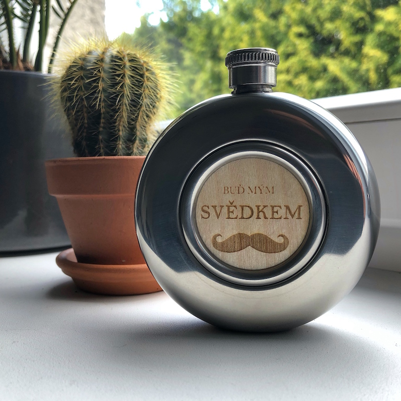 Placatka s gravírováním do kůže - svědek, datum