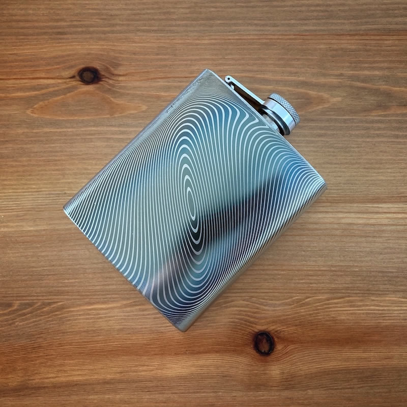 Placatka s abstraktním motivem