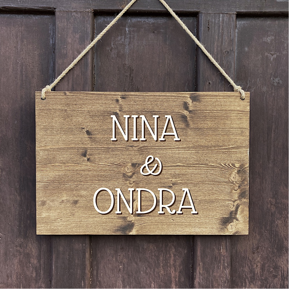 Dřevěná cedule se jmény novomanželů