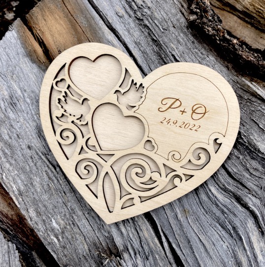 Dřevěný tácek na snubní prstýnky