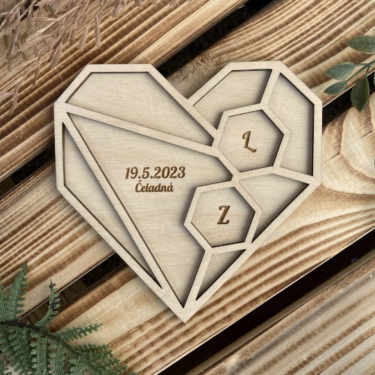 Dřevěný podnos na snubní prstýnky