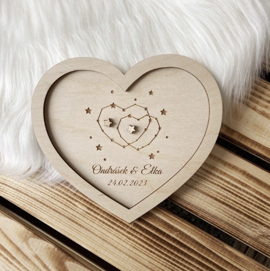 Dřevěný podnos na snubní prstýnky