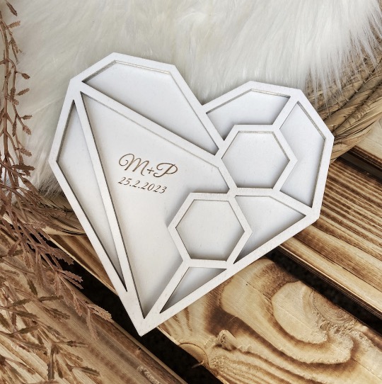 Bílý podnos na snubní prstýnky