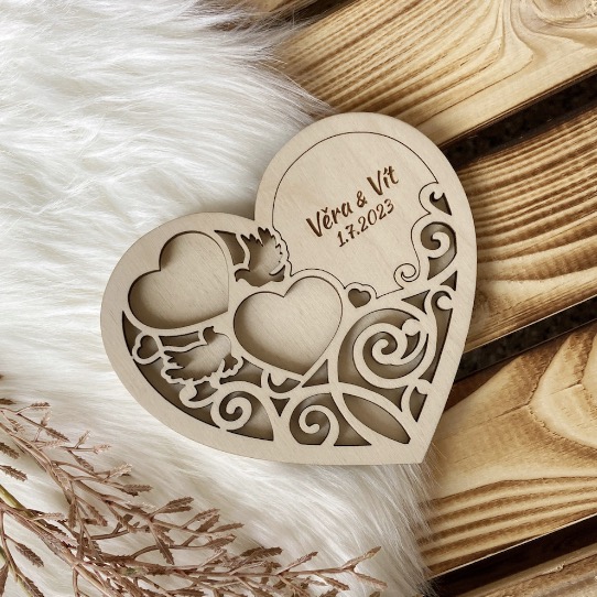 Dřevěný tácek na snubní prstýnky