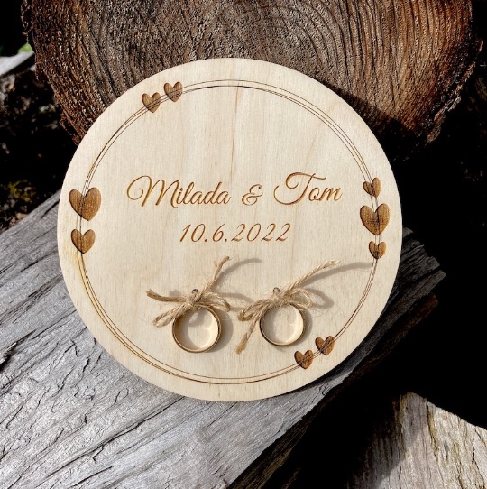 Dřevěný podnos na snubní prstýnky