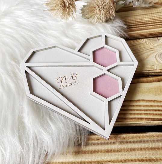 Bílý podnos na snubní prstýnky