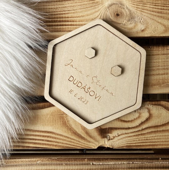 Dřevěný podnos na snubní prstýnky