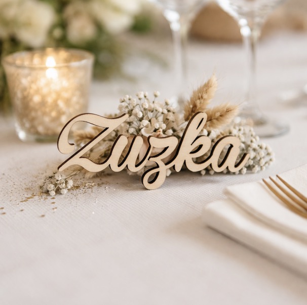 Dřevěné jmenovky na svatební stůl