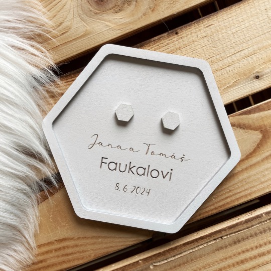 Dřevěný podnos na snubní prstýnky