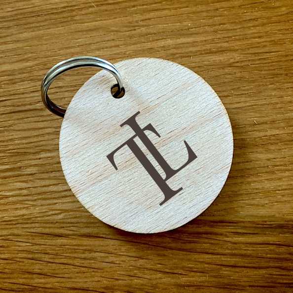 Dřevěný přívěsek na klíče s iniciály