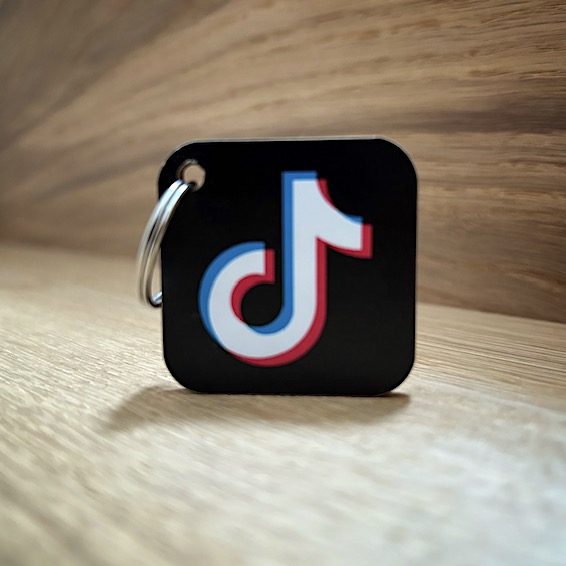 Přívěsek TikTok s NFC čipem