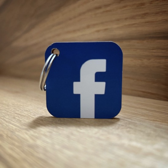 Přívěsek Facebook s NFC čipem