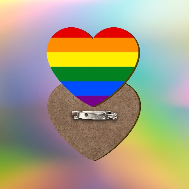Dřevěná brož LGBT – duhové srdce