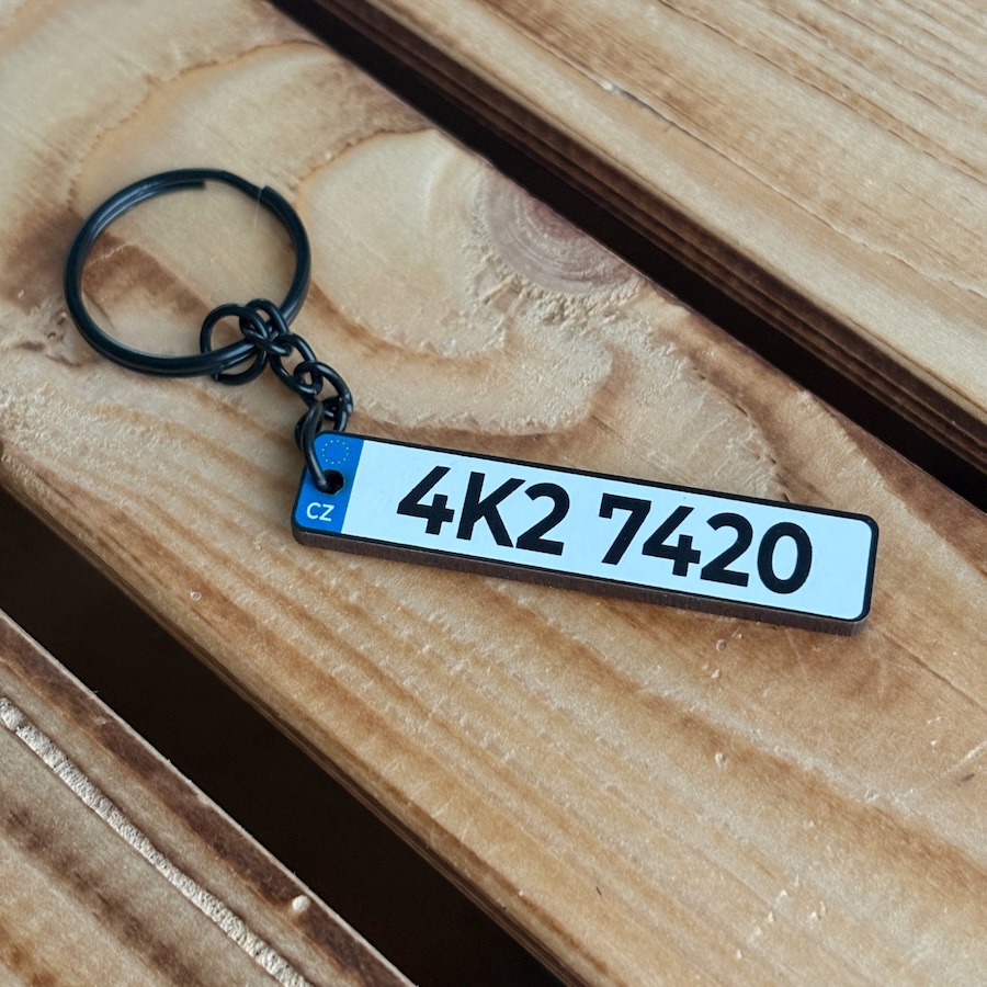 Přívěsek na klíče s vlastní SPZ značkou
