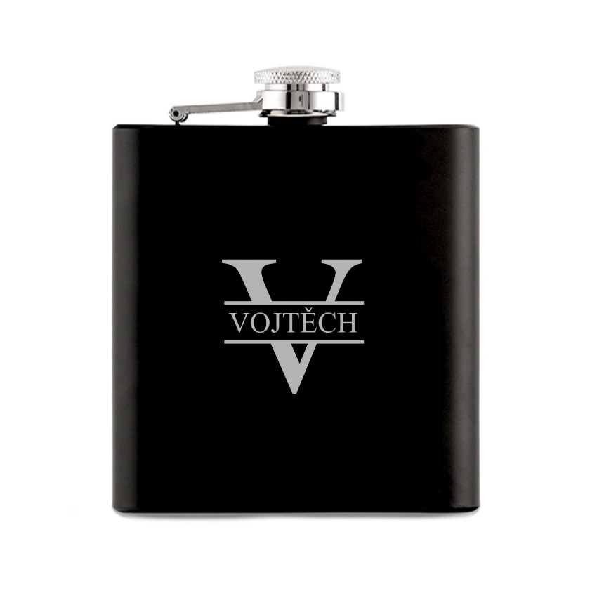 Černá placatka se jménem