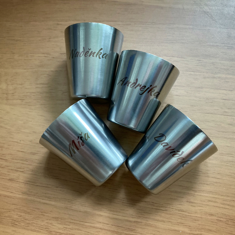 Nerezové panáky se čtyřmi jmény