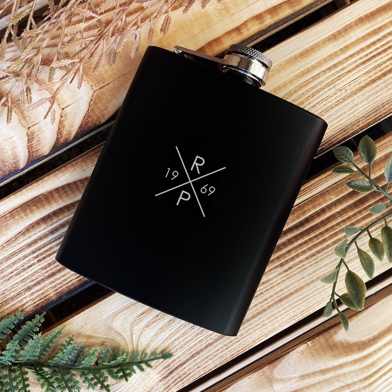 Černá placatka s iniciály