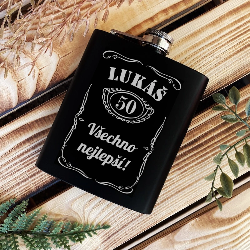 Černá placatka s narozeninovým motivem