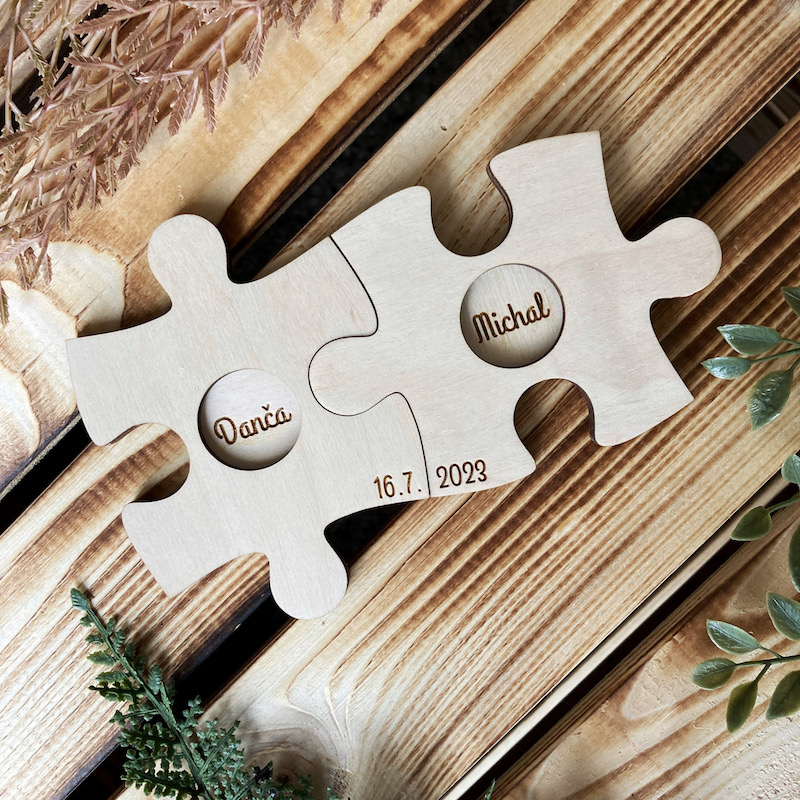 Dřevěný podnos na snubní prstýnky puzzle
