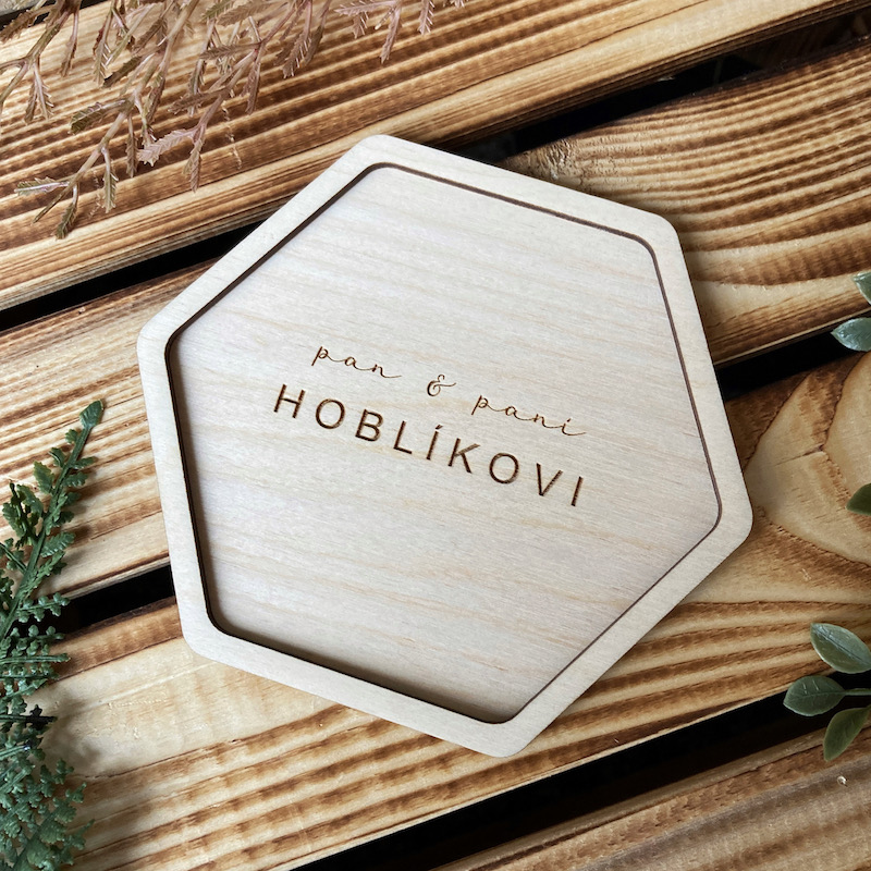 Dřevěný podnos na snubní prstýnky