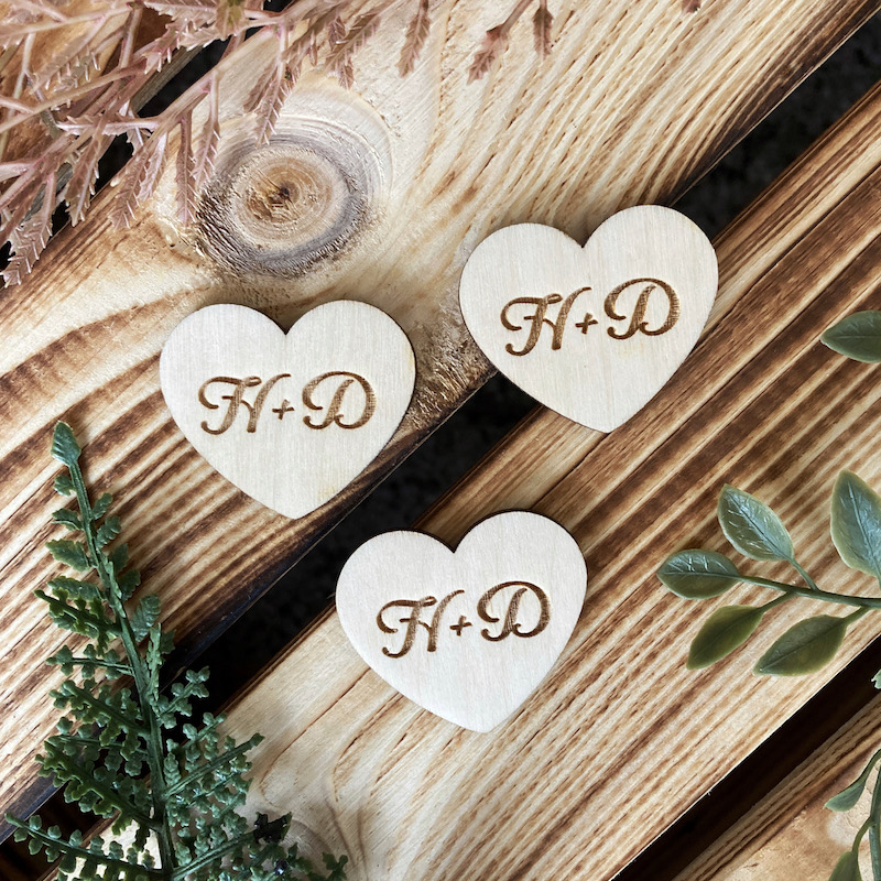 Dřevěná srdíčka s iniciály