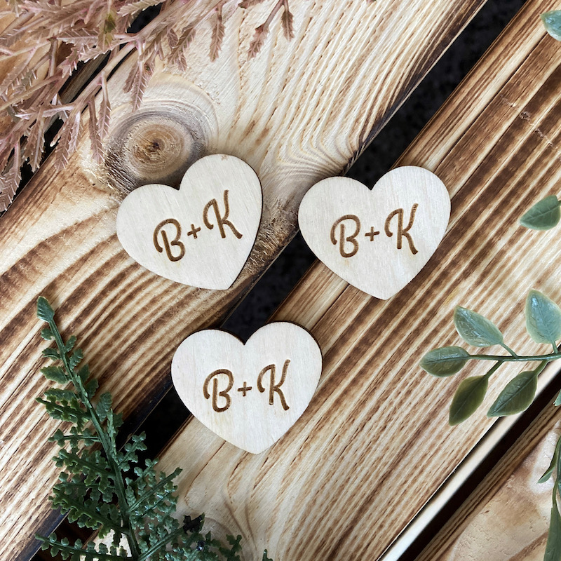 Dřevěná srdíčka s iniciály