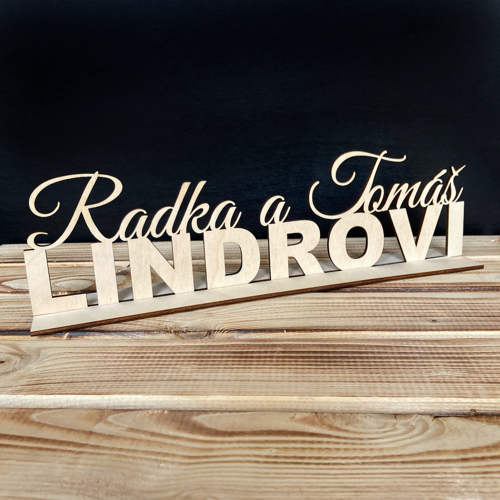 Jména a příjmení na podstavci