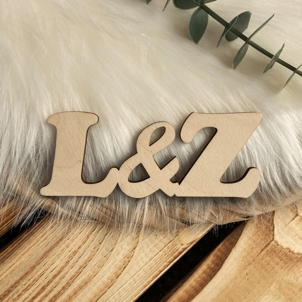 Dřevěné iniciály novomanželů