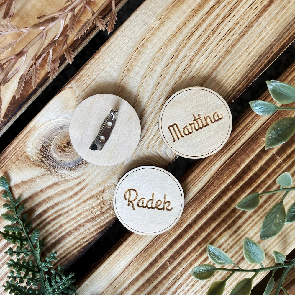 Svatební brože se jmény