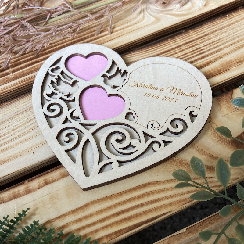 Dřevěný podnos na snubní prstýnky