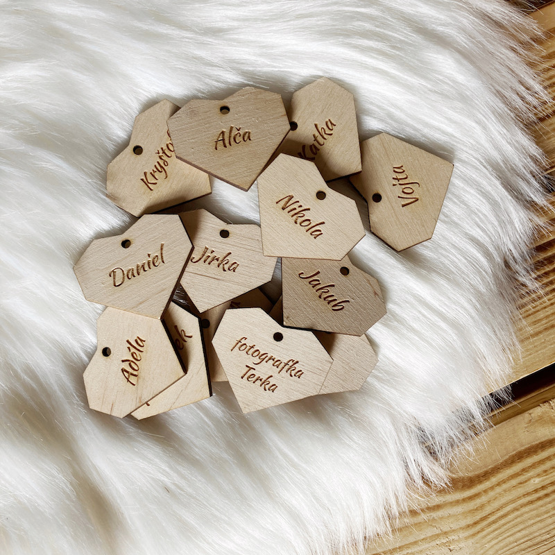Dřevěné jmenovky - geometrická srdce