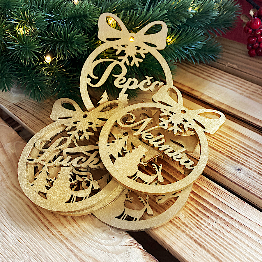 Zlatá vánoční ozdoba se jménem