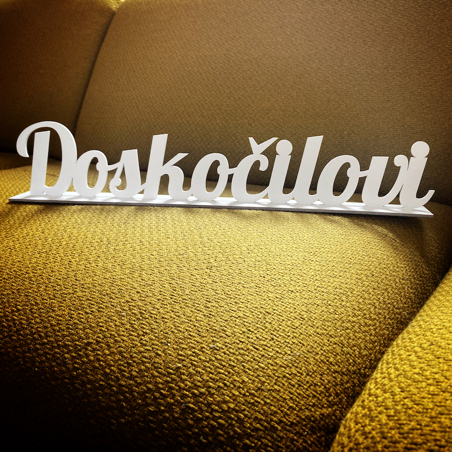 Dřevěné příjmení na podstavci (bílé)