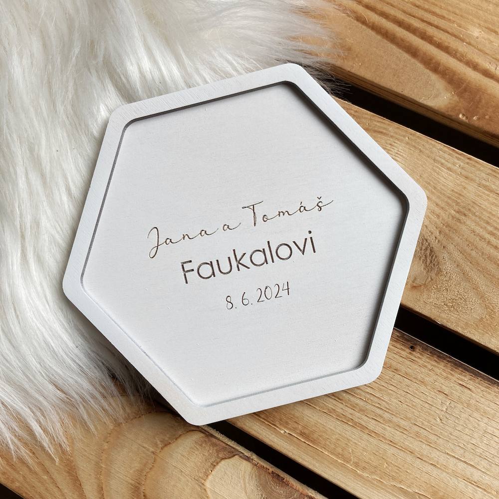 Dřevěný podnos na snubní prstýnky