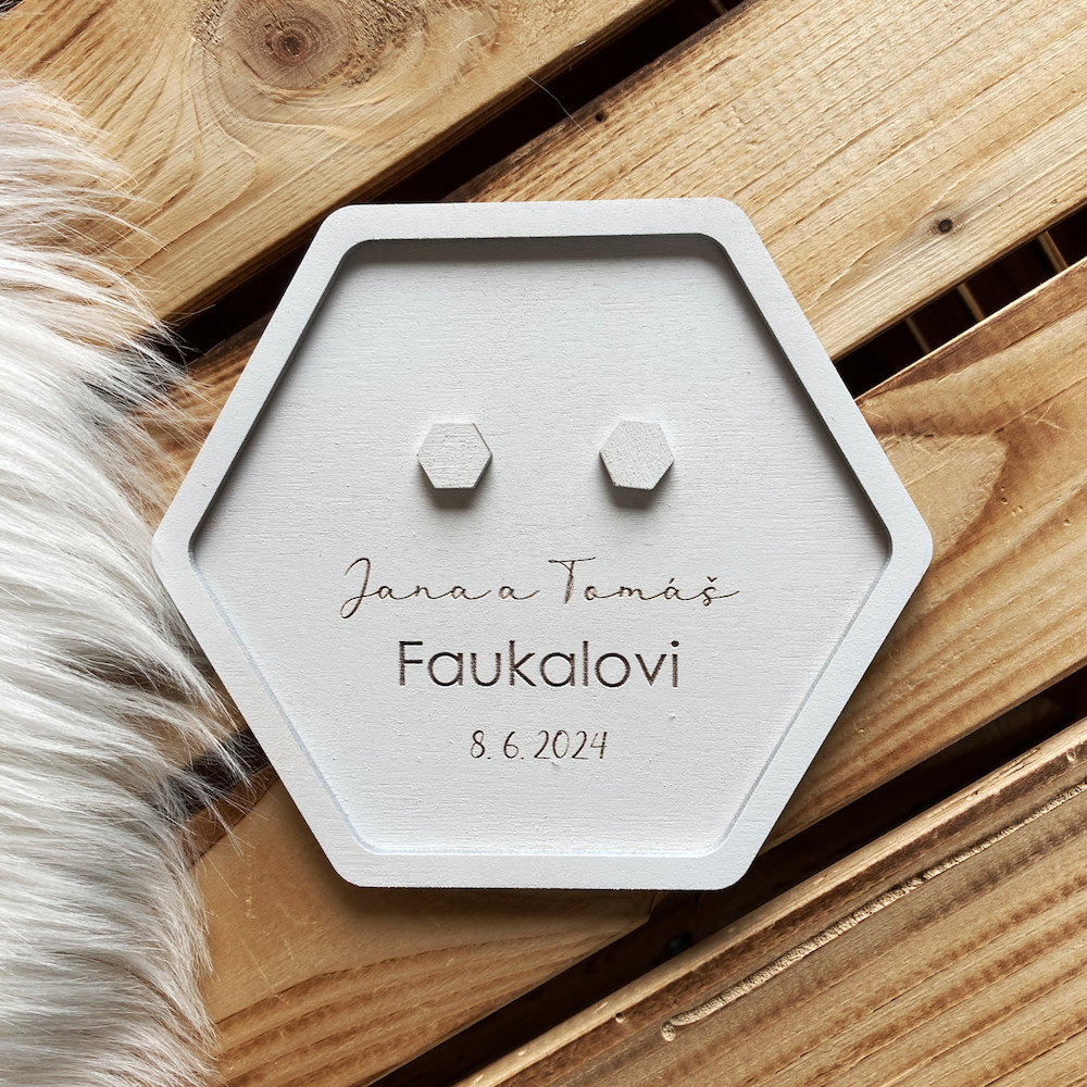 Dřevěný podnos na snubní prstýnky