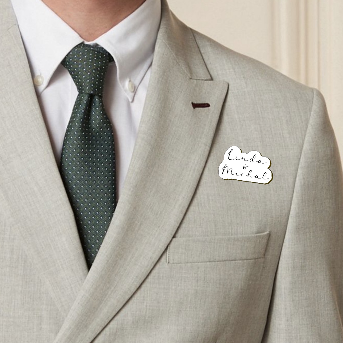 Dřevěná svatební brož se jmény