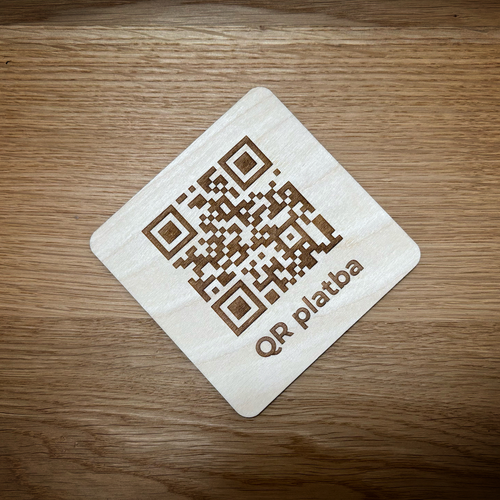 Destička s QR kódem a vlastním logem pro přijímání plateb