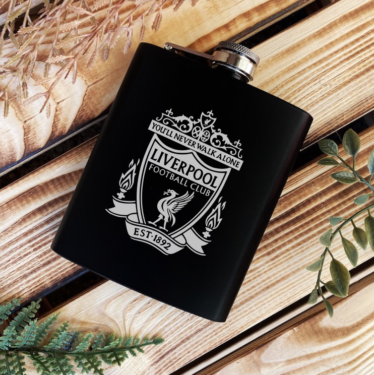 Černá placatka s vlastním logem