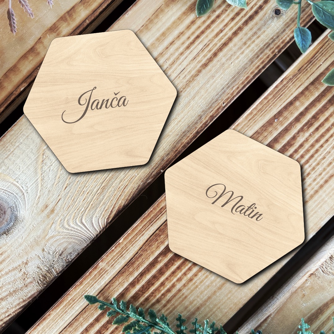Dřevěné jmenovky na svatební stůl