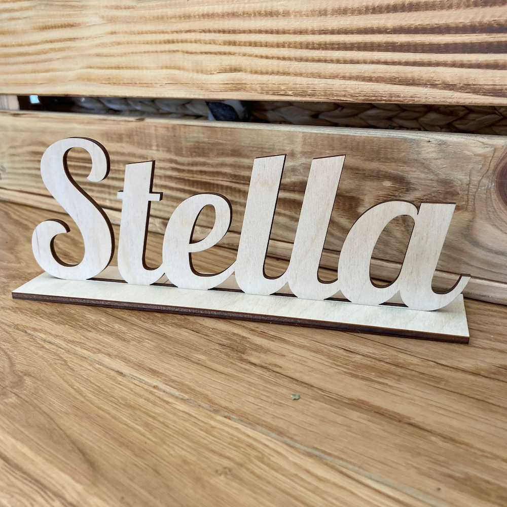 Dřevěné jméno na podstavci