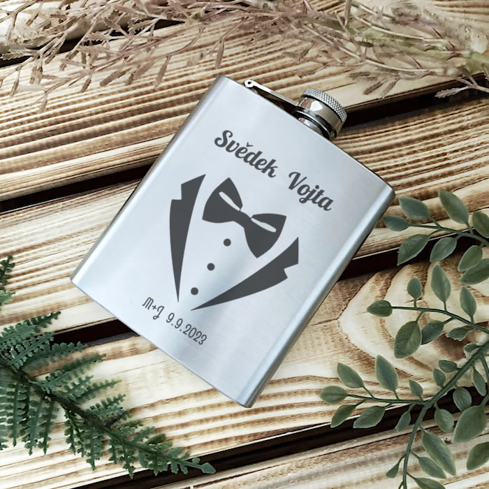 Černá placatka pro svědka se jménem