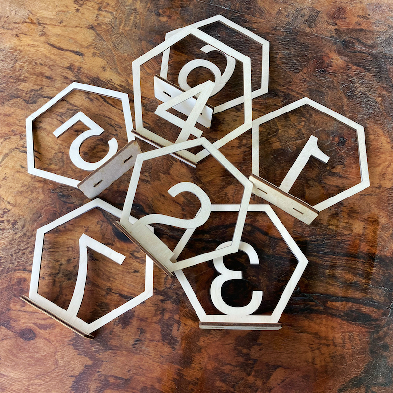 Dřevěná čísla na stůl - hexagon