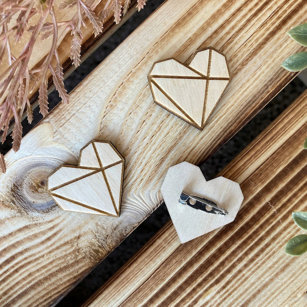 Dřevěná brož - geometrické srdce
