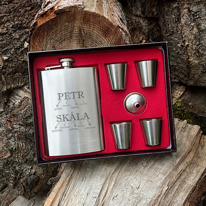 Placatka se jménem, příjmením a jeho vlastnostmi