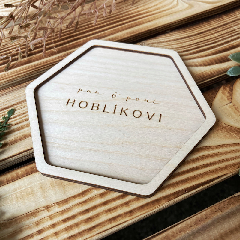 Dřevěný podnos na snubní prstýnky