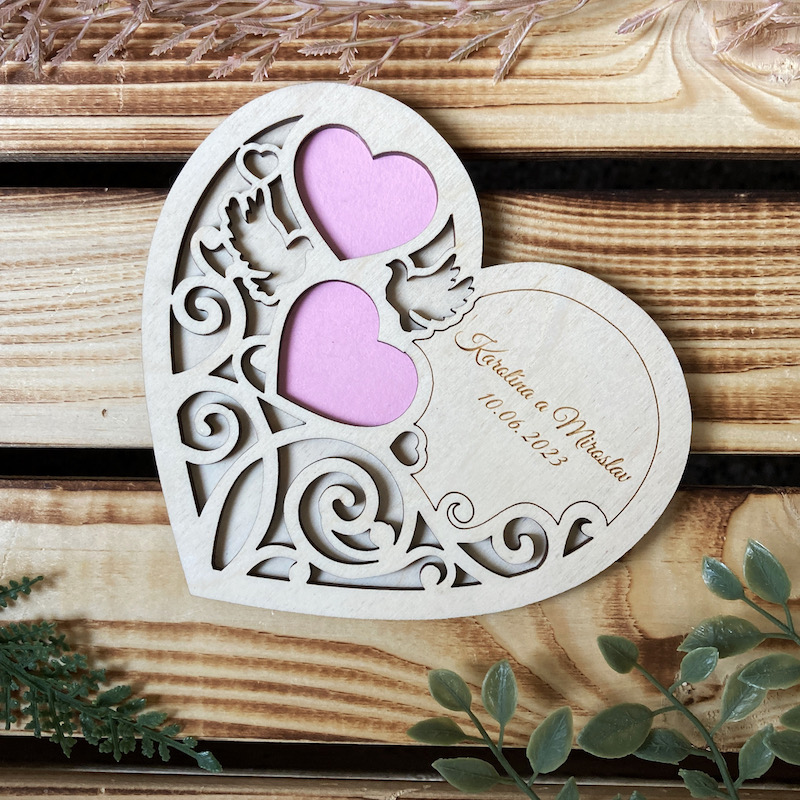 Dřevěný podnos na snubní prstýnky