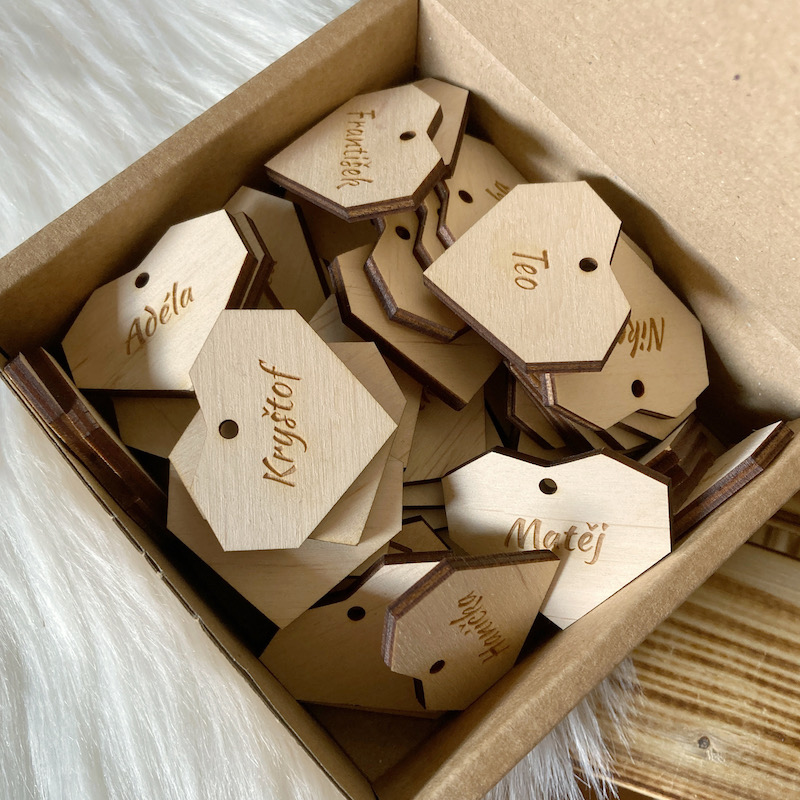 Dřevěné jmenovky - geometrická srdce