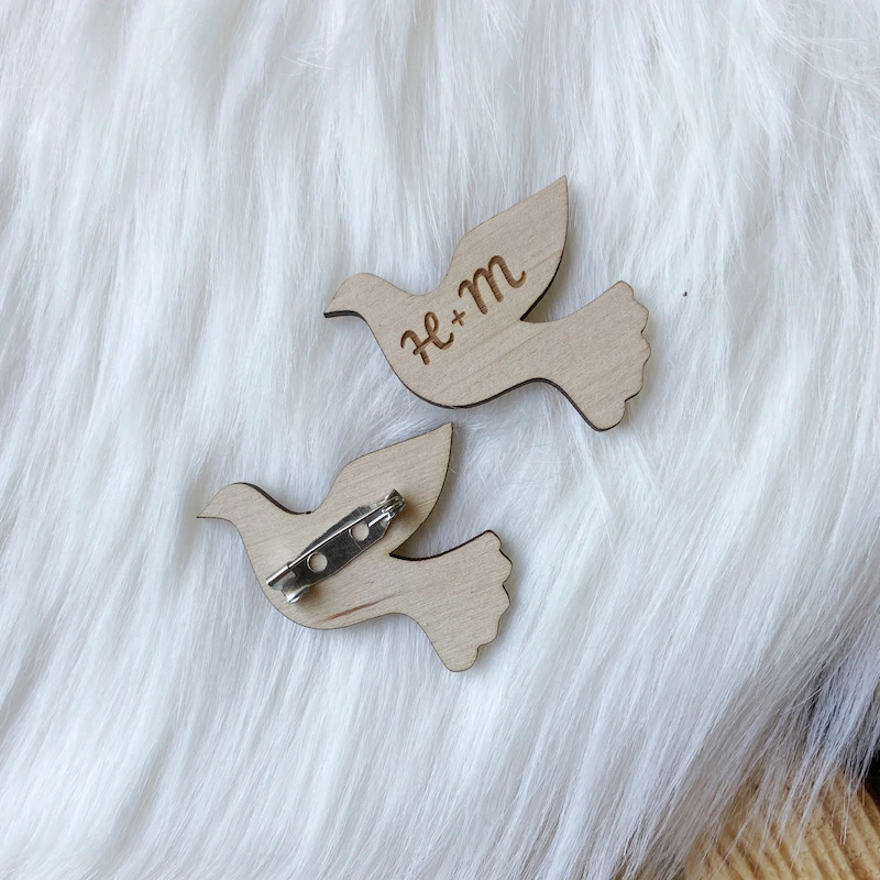 Svatební brože s iniciály